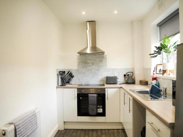 Home In Speke- 8 Mins Walk To Airport Exterior foto